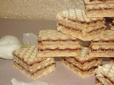 Andrut przekładany kajmakiem i dżemem truskawkowo-czekoladowym