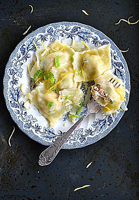 Ravioli z łososiem, porem i parmezanem