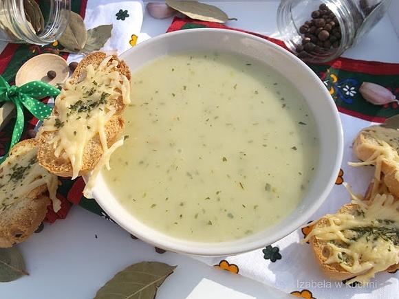 Ziemniaczano-czosnkowa zupa krem z serowymi grzankami