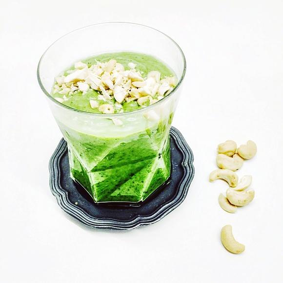 Zielone smoothie na śniadanie w oczekiwaniu na wiosnę