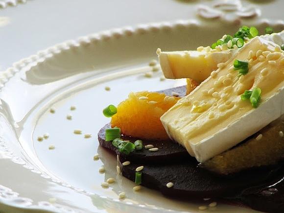 Przystawka na zimno z serem brie, pomarańczą i pieczonym burakiem