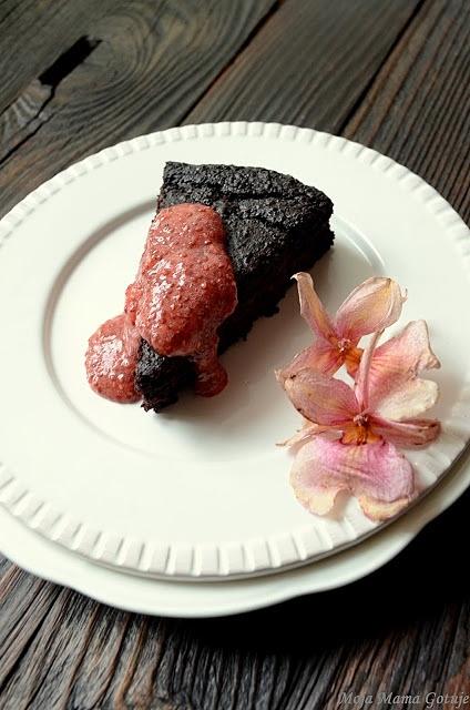 Brownie jaglane z truskawkową polewą