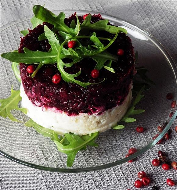 Pieczone buraczki z kremowym spodem, quinoa i kozim serem