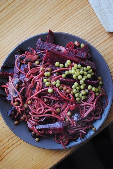 Chiński makaron soba z burakiem i pieczarkami