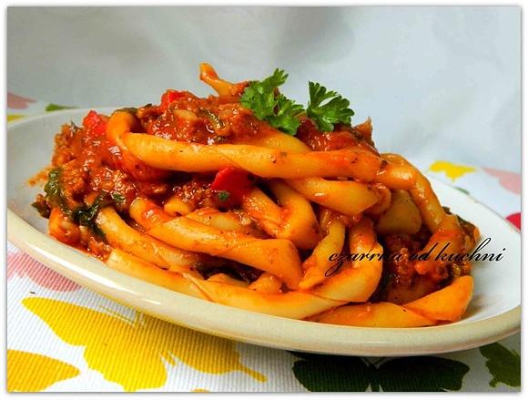 Fusilli al torchio w sosie pomidorowym