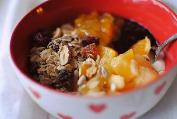 Jogurt z musli, owocami i miodem – zdrowe śniadanie