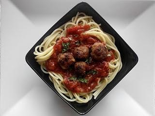 Spaghetti z klopsikami w sosie pomidorowym
