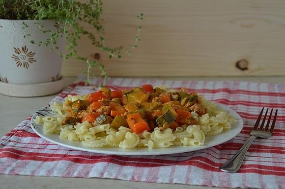 Makaron z sosem mięsno-warzywnym