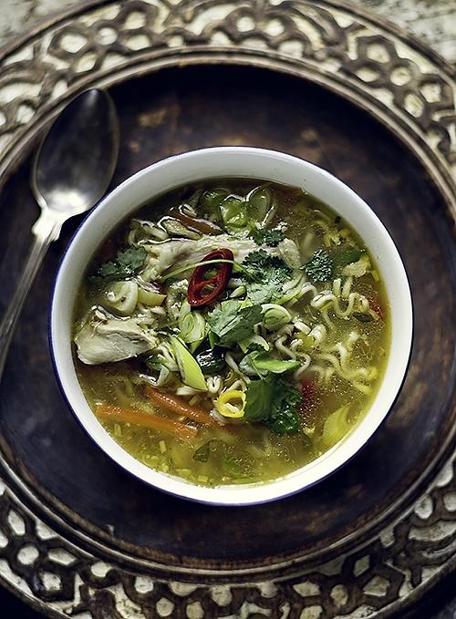 Zupa z kurczakiem i makaronem noodle na ostro