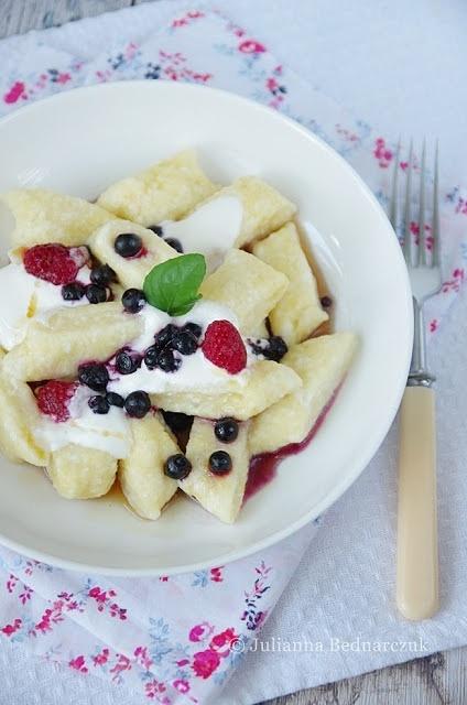 Leniwe pierogi z kaszą manną z jagodami i syropem klonowym
