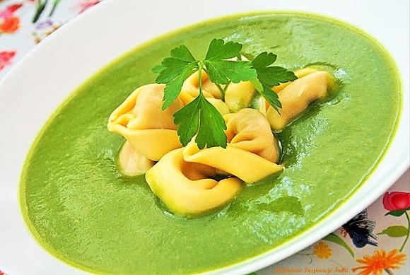 Krem z zielonych warzyw z tortelloni