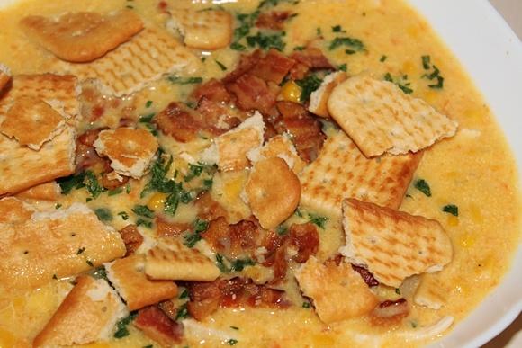 Kukurydziany chowder z kurczakiem, bekonem i krakersami