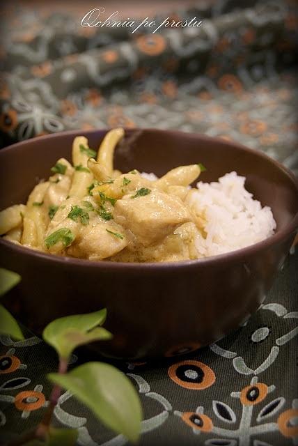 Kurczak curry z fasolką szparagową i ryżem
