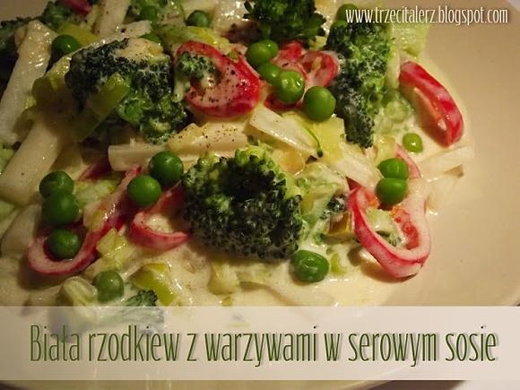 Biała rzodkiew z warzywami w serowym sosie