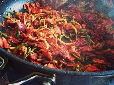 Spaghetti z cukinii z chorizo i suszonymi pomidorami