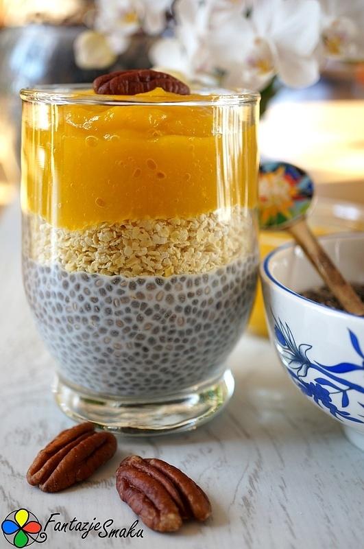 Pudding z chia z musem z mango i kaszą jaglaną