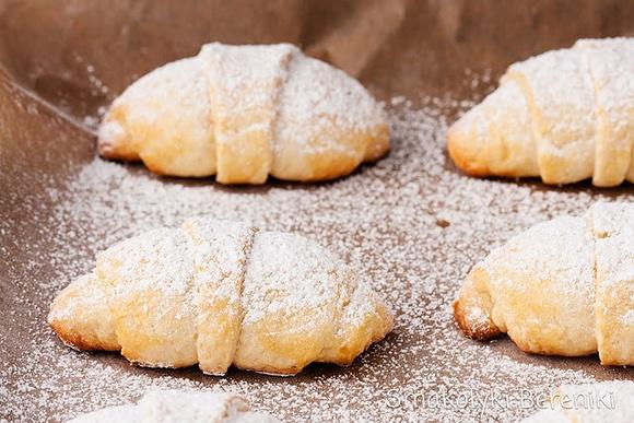 Rogaliki krucho-drożdżowe z serem