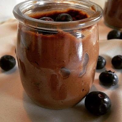 Czekoladowy pudding z awokado i masłem orzechowym