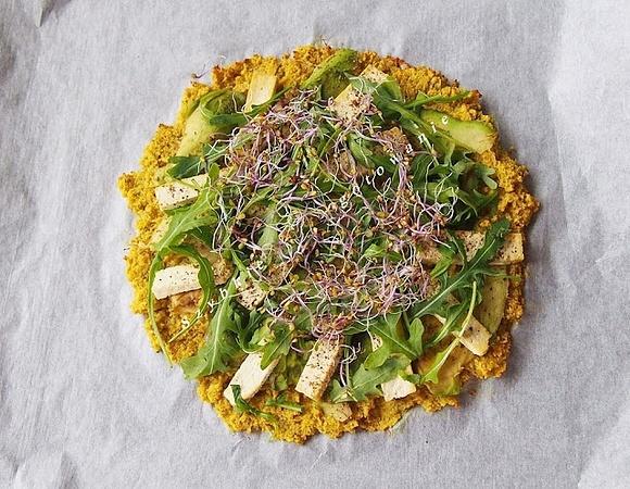 Wegańska pizza fit bez mąki i drożdży