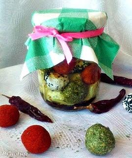 Kulki labneh w oliwie z dodatkami