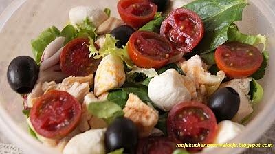 Sałatka z kurczakiem mozzarellą i pomidorami