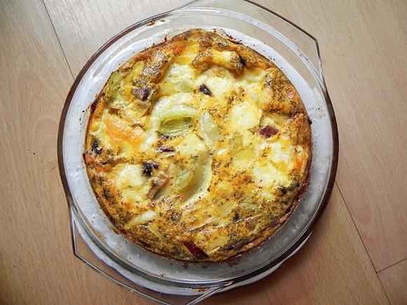 Pieczony omlet z mozarellą, pieczarkami i porem