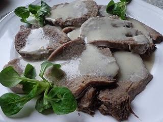 Ozór wołowy w sosie chrzanowym