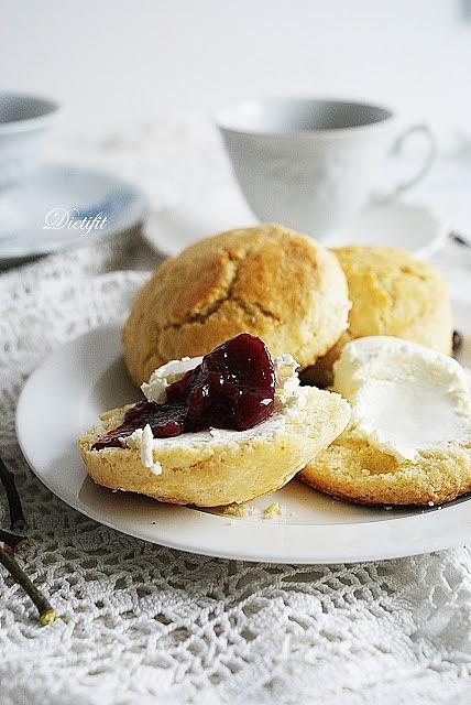 Klasyczne angielskie scones z dżemem i śmietaną odchudzone