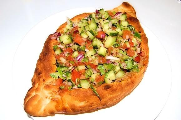Pide z wołowiną i wiosenną salsą