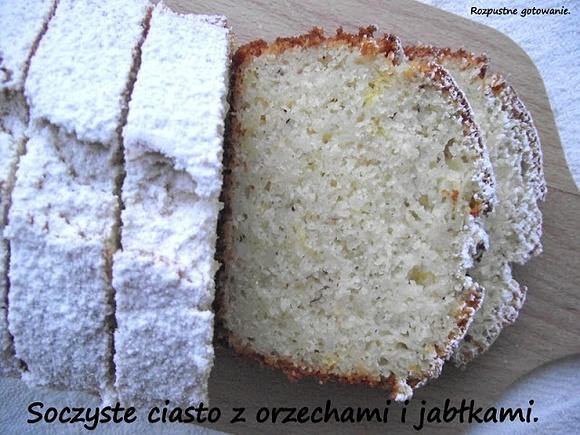 Soczyste ciasto z orzechami i jabłkami