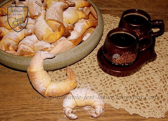 Drożdżowe rogaliki z marmoladą