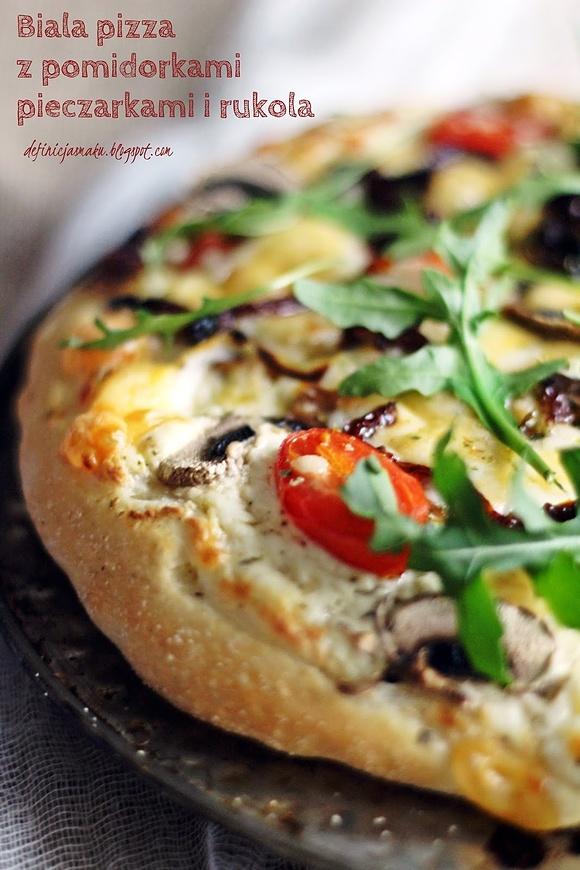 Biała pizza z pomidorkami, pieczarkami i rukolą
