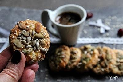 Ciastka z żurawiną, ziarnami słonecznika, sezamem i pestkami dyni