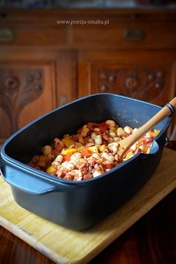 Pieczona fasolka z mięsem i warzywami