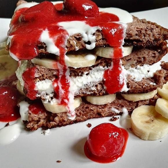 Omlet czekoladowy z truskawkami i płatkami jaglanymi