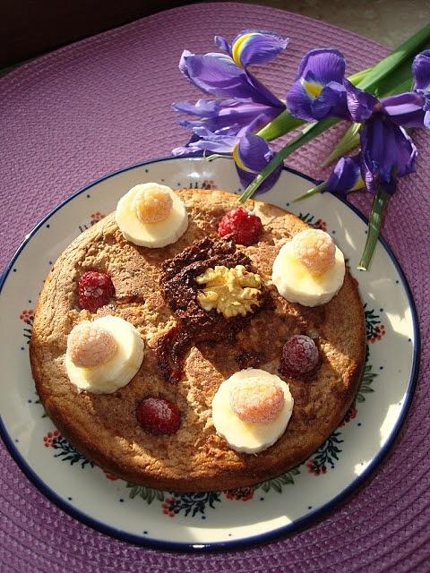 Omlet owsiany z bananem, malinami i kremem czekoladowym z awokado