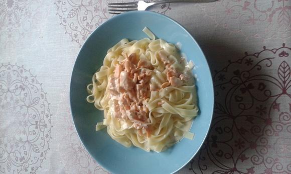 Tagliatelle z wędzonym łososiem i śmietaną