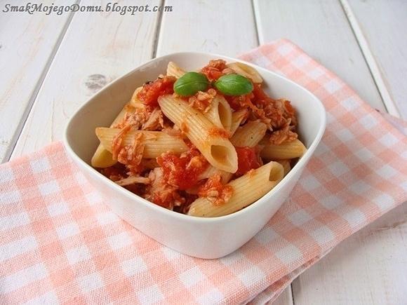 Makaron penne z tuńczykiem i pomidorami