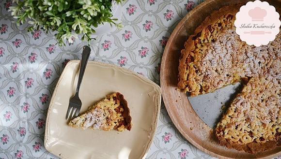 Domowa szarlotka babci - przepis na ciasto z jabłkami
