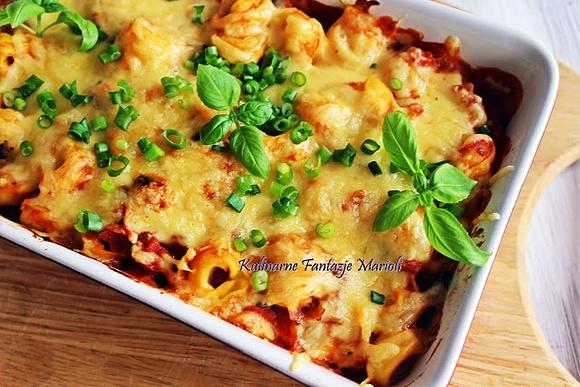 Tortellini w sosie pomidorowym zapiekane z serem