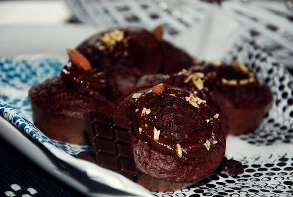 Pyszne czekoladowe muffinki z buraków z polewą z masła orzechowego