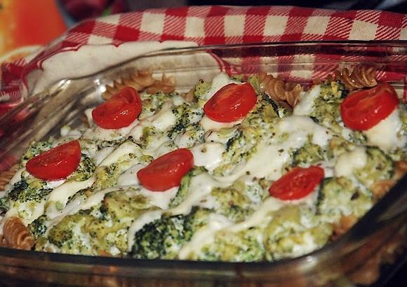 Zapiekany makaron z brokułami i mozzarellą