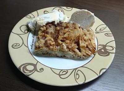 Sypana szarlotka z lodami
