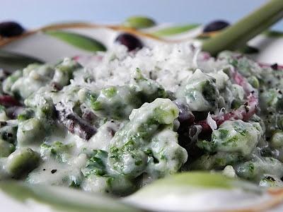 Szpinakowe Spätzle z sosem beszamelowym, parmezanem i speckiem