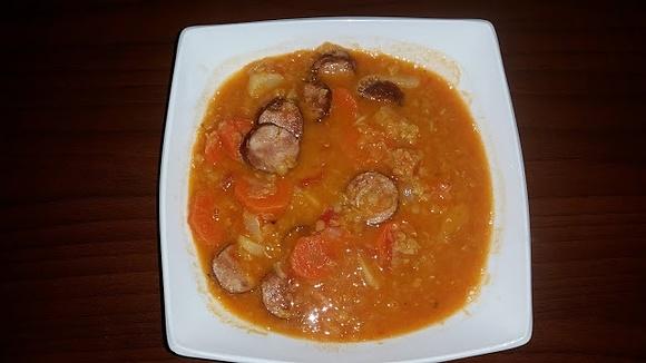 Zupa z czerwonej soczewicy z kiełbasą