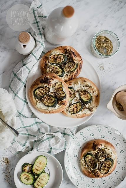 Flatbread z labneh, grillowaną cukinią i za'atarem