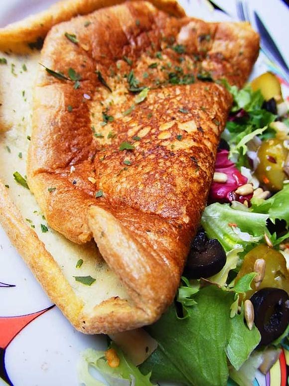 Omlet czosnkowy z surówką