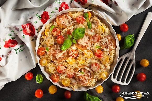Zapiekany makaron z kurczakiem mozzarellą pomidorami i bazylią