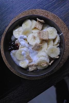 Resztkowe śniadanie z kaszą kuskus bananem i mleczkiem kokosowym