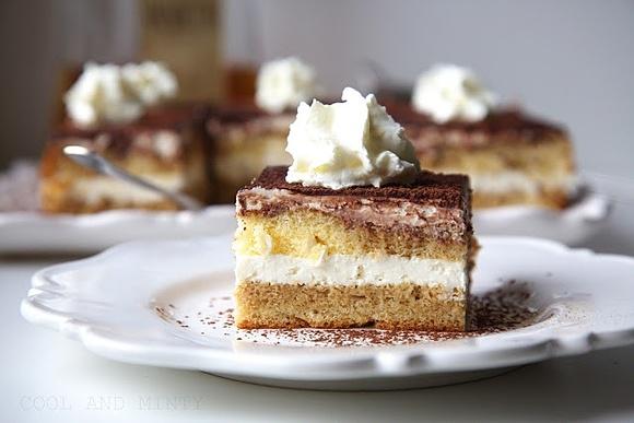 Kostka tiramisu bez surowych żółtek na biszkopcie z kawą i amaretto
